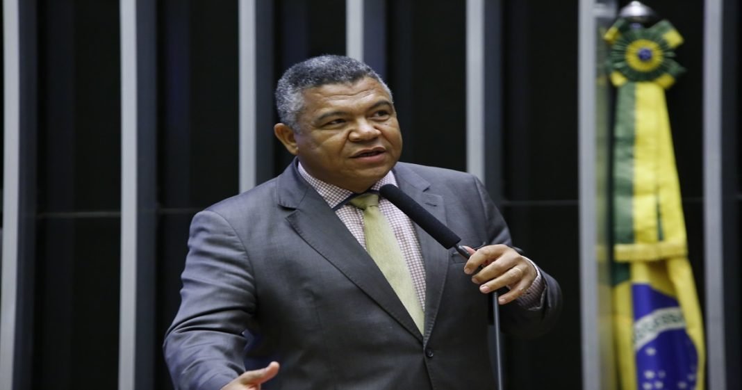 Escola pública poderá ter que adaptar instalações para atender alunas grávidas