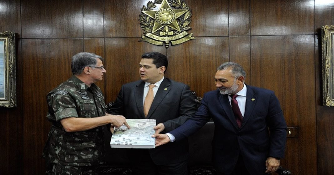 No Senado, Comandante do Exército diz que missão na fronteira é humanitária