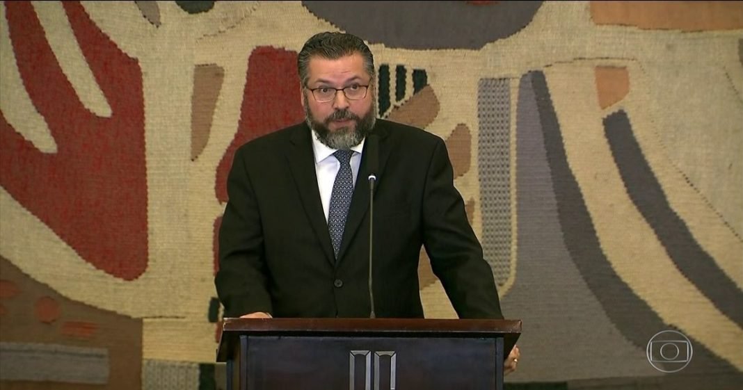 Apoio à libertação da Venezuela é “incondicional”, diz Araújo