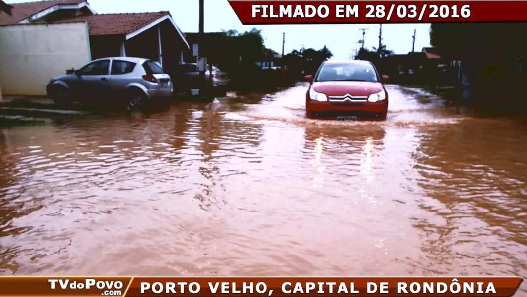 RUAS DESTRUÍDAS OU COMPLETAMENTE ALAGADAS.