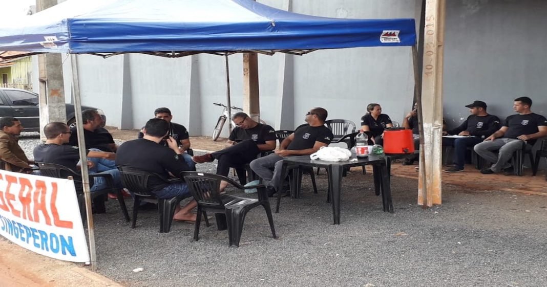 Em Rolim de Moura, Agentes Penitenciários e Socioeducadores iniciam greve e acionam a Polícia Militar para assumir o presídio