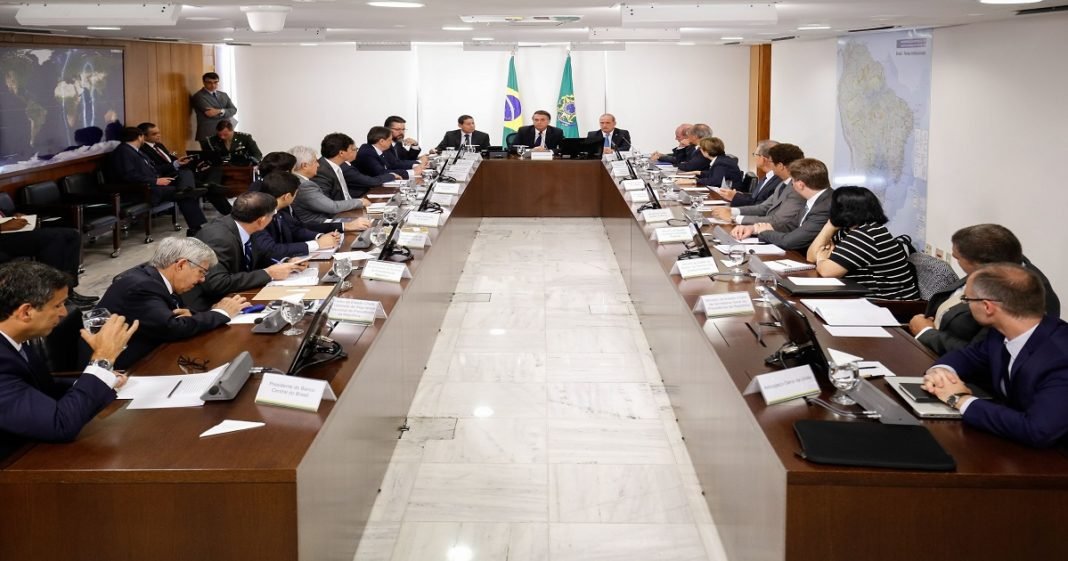 Bolsonaro se reúne com ministros no Palácio do Planalto