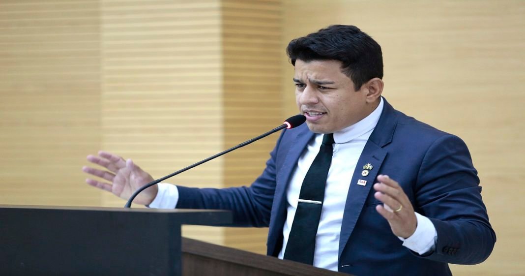 Adailton Furia critica veto a leis revogando aumento dos custos cartorários