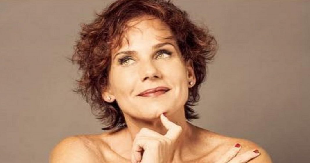 Ex-paquita refaz pose de sua capa na ‘Playboy’ após 30 anos