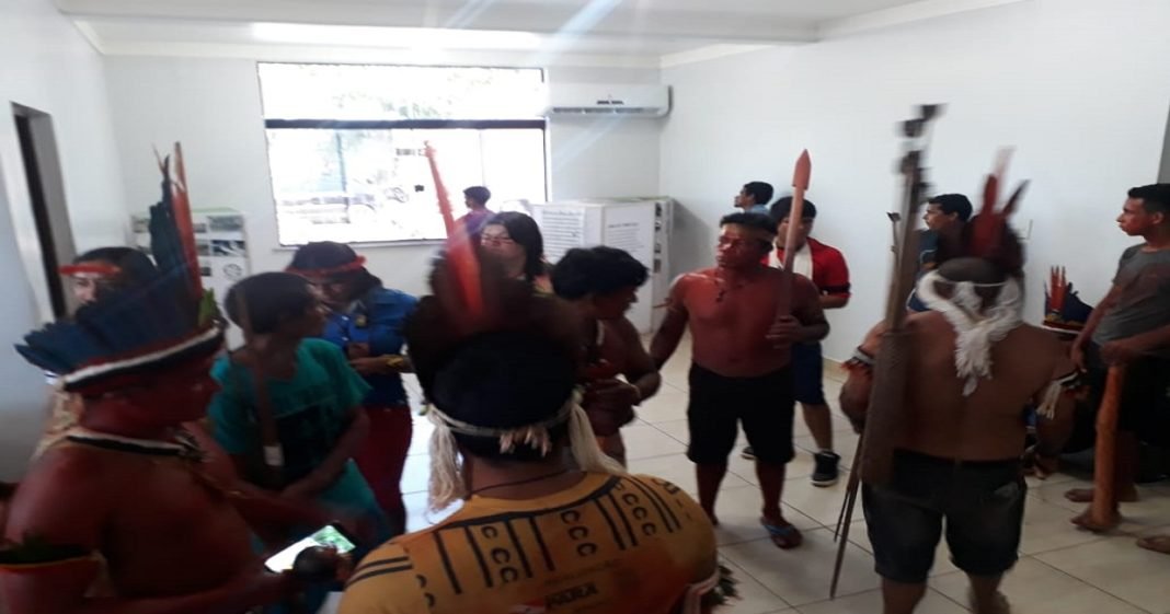 Indígenas invadem prefeitura