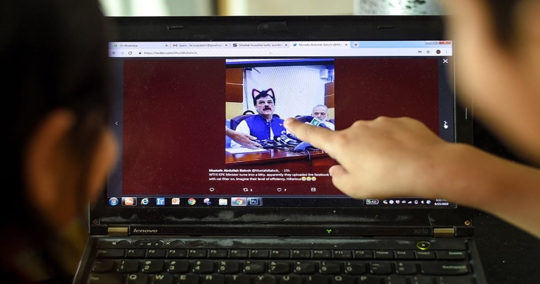 Governo do Paquistão transmite audiência com ‘filtro de gato’ acionado