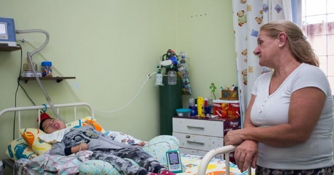 A tocante história da enfermeira que adotou garoto com paralisia cerebral abandonado pelos pais
