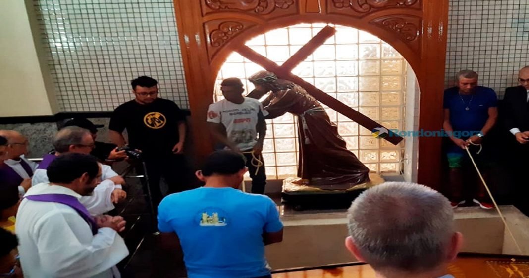Corpo de Dom Moacyr Grechi é enterrado na Catedral de Porto Velho