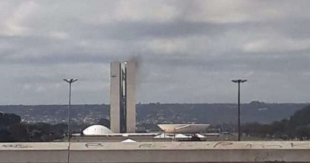 VÍDEO: Fumaça no topo do Congresso Nacional assusta brasilienses