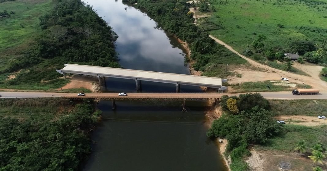 Falta do aterro no contrato gera atraso na entrega de ponte sobre o rio Jamari em Ariquemes, RO