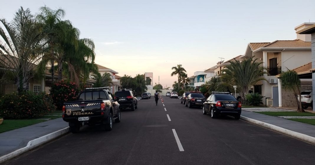 PF busca por armas e carro blindado dentro de condomínio de luxo em Porto Velho