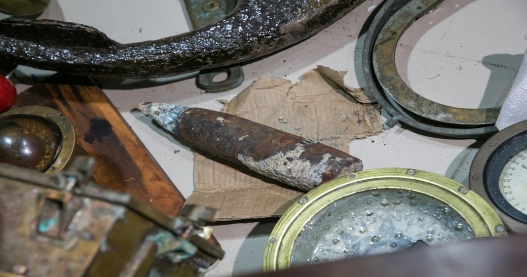 Mergulhador encontra bomba da 2ª Guerra Mundial em mar de Fortaleza