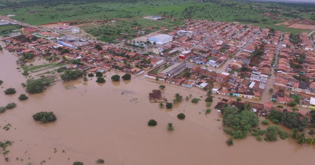 Barragem se rompe em Pedro Alexandre, na Bahia; prefeito de cidade vizinha pede a moradores que deixem suas casas