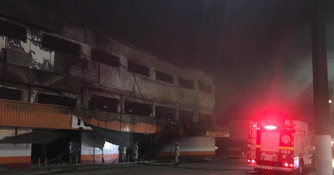 Loja de dois andares ainda tem chamas após 36 horas de incêndio em Porto Velho