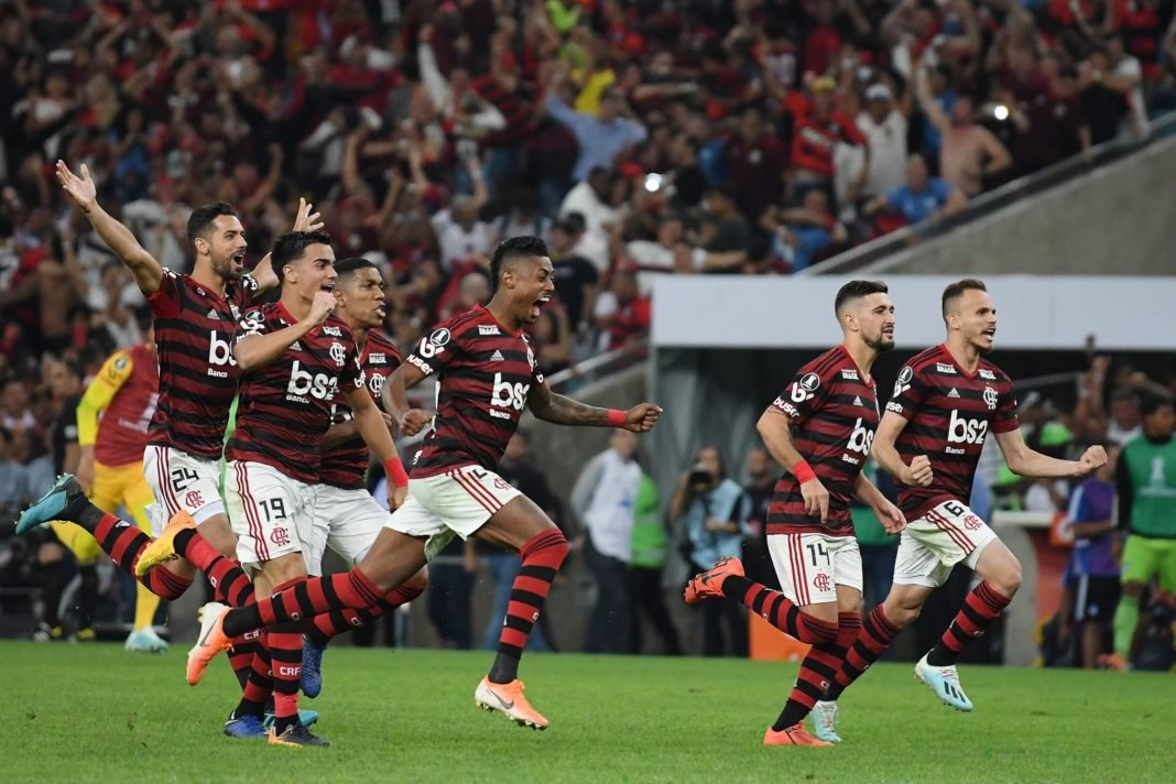 Flamengo gasta combustível no início, cansa no fim, mas é carregado pela torcida após nove anos às quartas da Libertadores