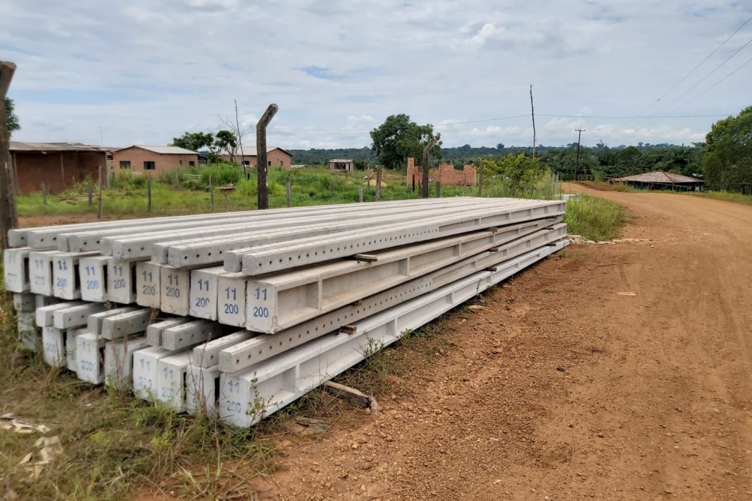 A pedido do deputado Anderson empresa entrega postes e vai iniciar instalação de energia no Terra Prometida