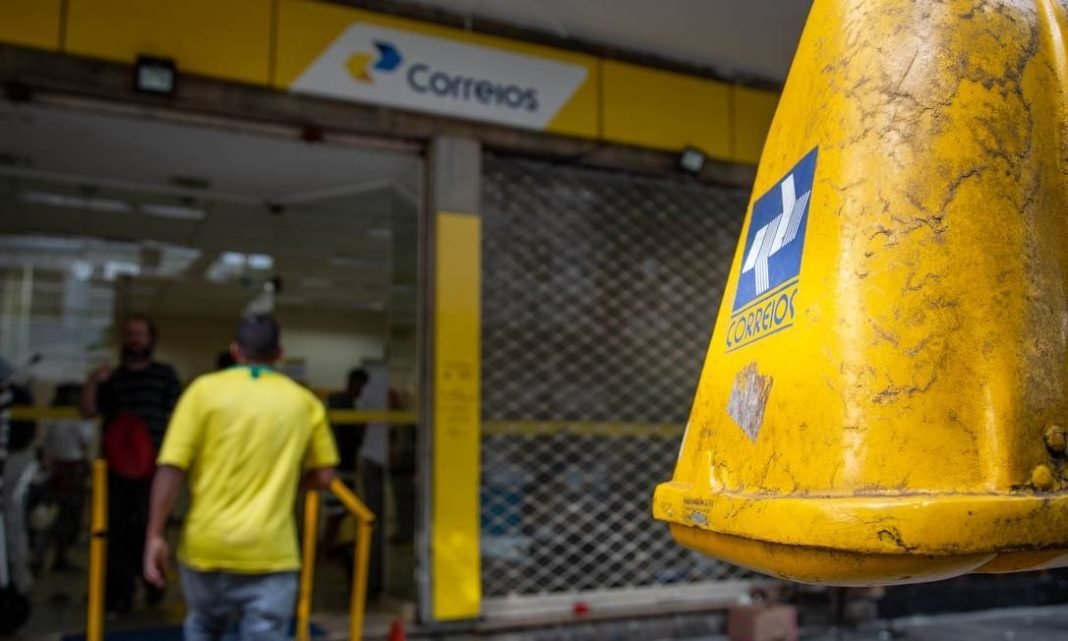 FUNCIONÁRIOS DOS CORREIOS AVALIAM IR À JUSTIÇA CONTRA GUEDES E MATTAR