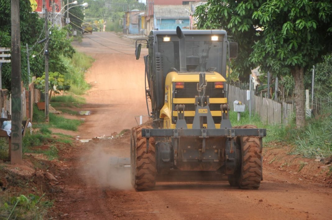 INFRAESTRUTURA | Prefeitura inicia asfaltamento de ruas no bairro Conceição