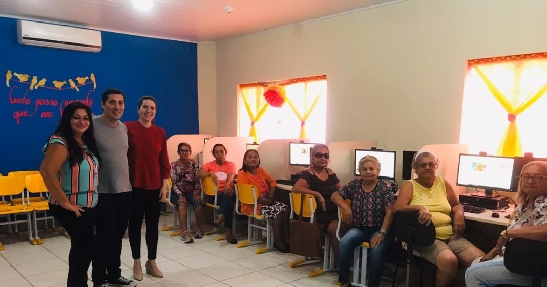 Idosos recebem aulas de informática e redes sociais no Centro de Convivência