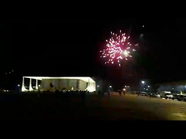 Bolsonaristas atacam ministros do STF com fogos de artifício na Praça dos Três Poderes