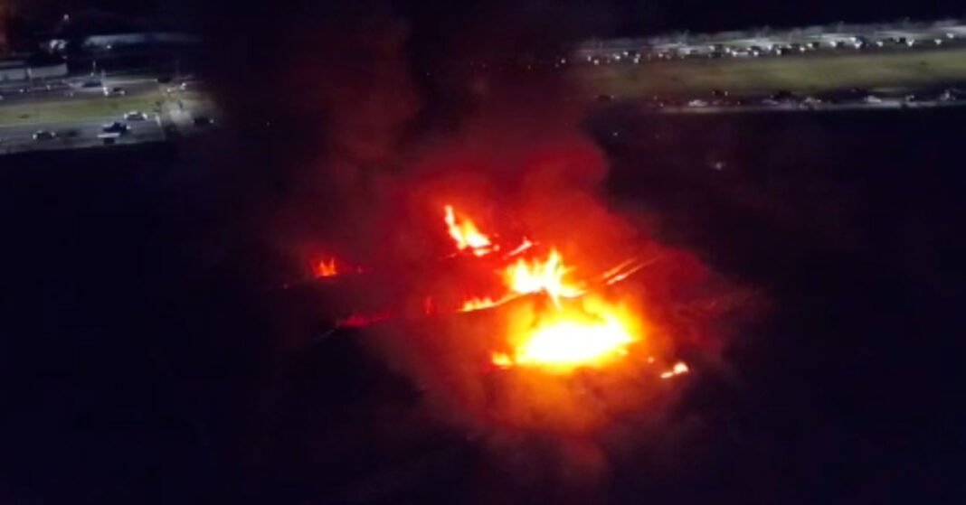 Vídeos e Fotos: Incêndio Chega ao Estoque do ATACADÃO e Causa Explosões no Prédio