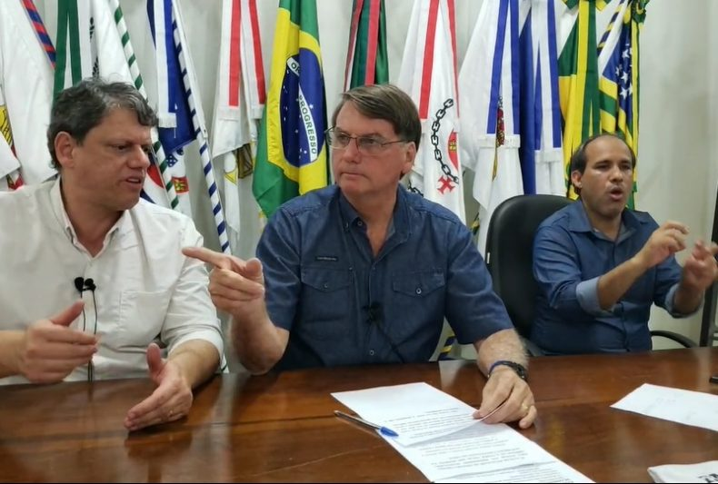 Vídeo: Em retaliação à CPI, Bolsonaro AMEAÇA ACABAR com ZONA FRANCA de MANAUS e revolta presidente da comissão