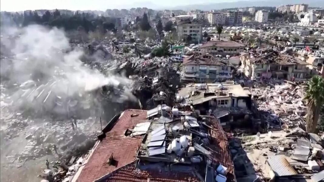 Mortes no terremoto da Turquia e da Síria passam de 22 mil, e ajuda começa a chegar na Síria