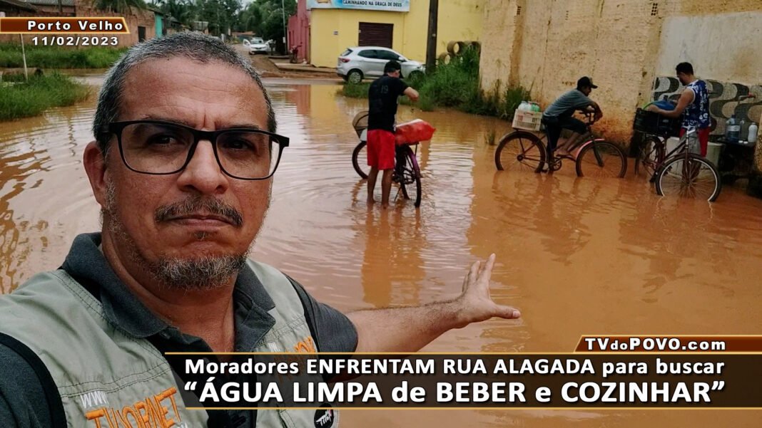 Assista: Moradores enfrentam RUA ALAGADA para buscar “ÁGUA LIMPA de BEBER e COZINHAR”