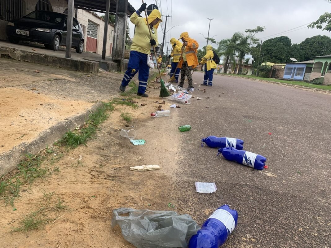 Prefeitura promove limpeza de ruas que receberam blocos carnavalescos no último fim de semana