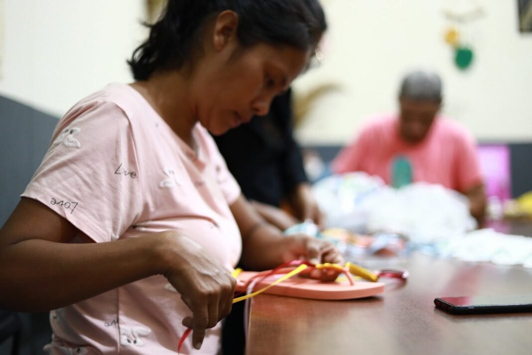 Ji-Paraná: Cras Jardim dos Migrante encerra Oficina de Chinelos