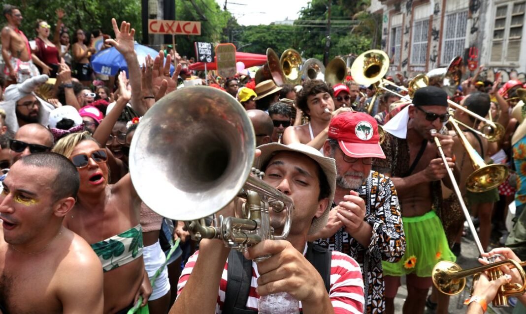 Pessoas com sintomas respiratórios devem evitar aglomerações no carnaval