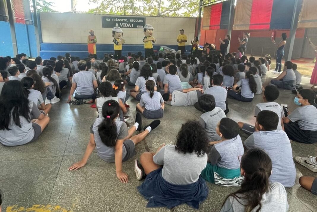 Detran Rondônia realiza palestra lúdica sobre segurança no trânsito em escola pública de Porto Velho