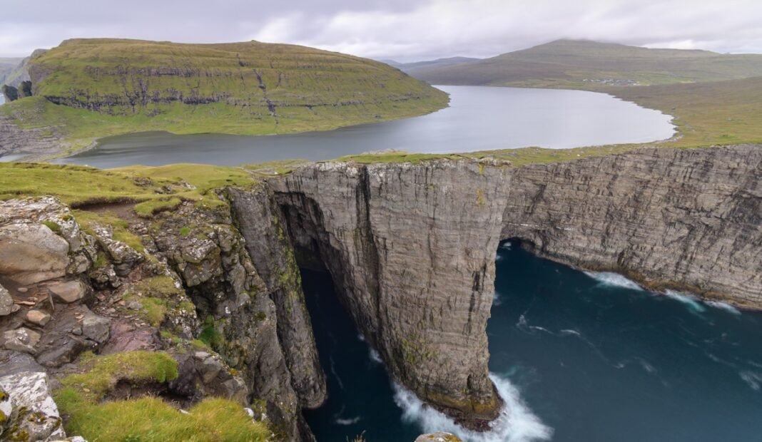 Incrível! Lago “flutua” sobre o oceano em ilha da Dinamarca