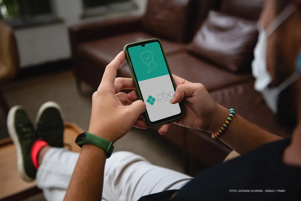 Golpes e fraudes no PIX com celular exibindo aplicativo bancário e alerta de segurança digital