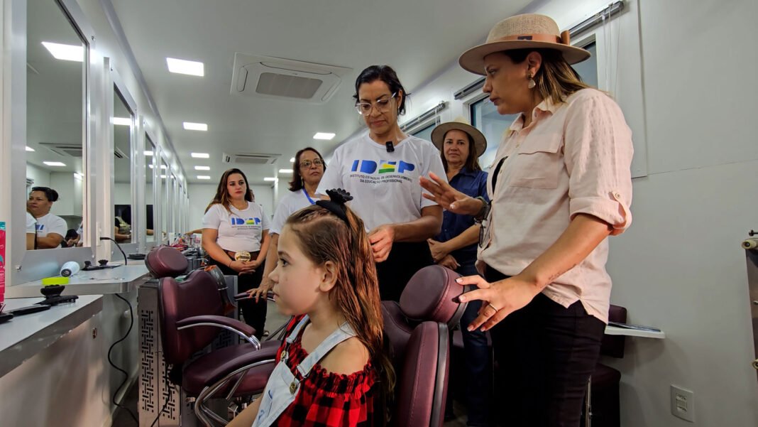 Vídeo: Alunas da Escola Móvel de Imagem Pessoal do IDEP realizam atendimento de beleza durante a 10ª Rondônia Rural Show