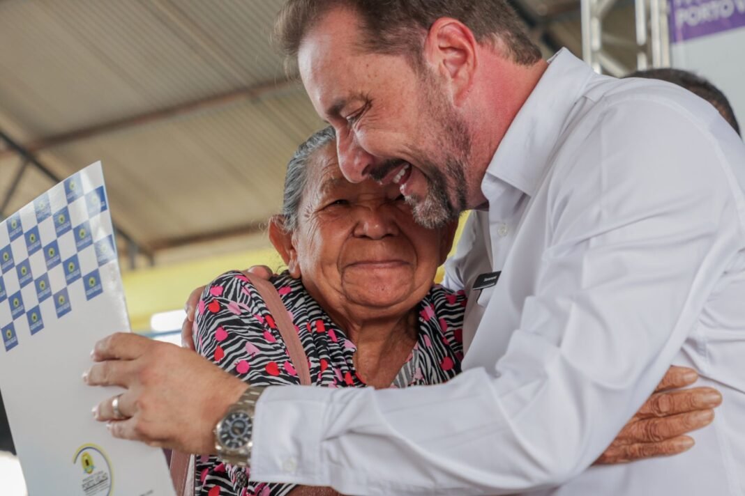 Moradores de Jaci-Paraná recebem títulos de legitimação de seus imóveis pela Prefeitura