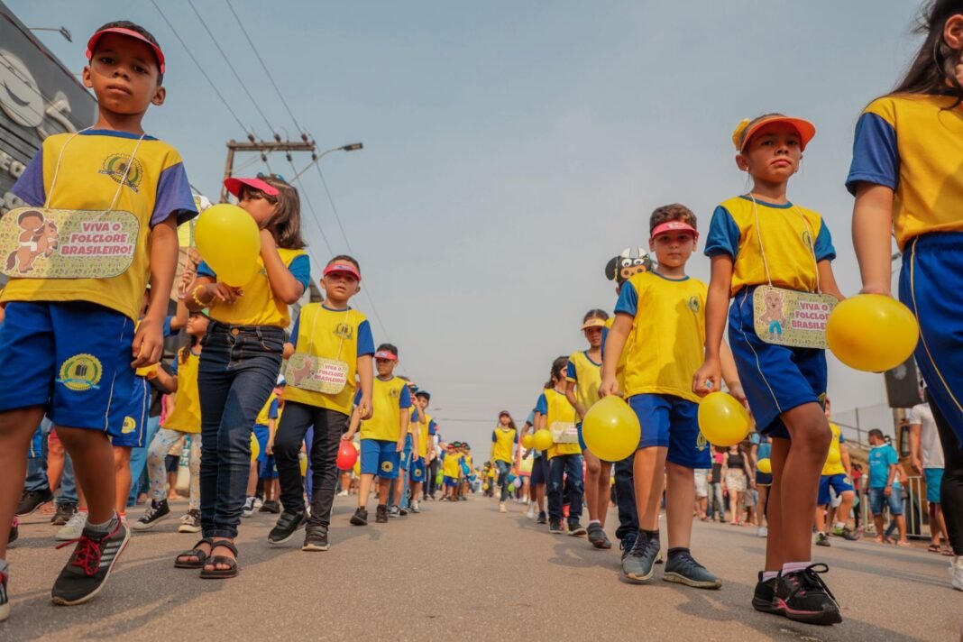 Escolas da zona Sul de Porto Velho fazem desfile cívico na avenida Jatuarana