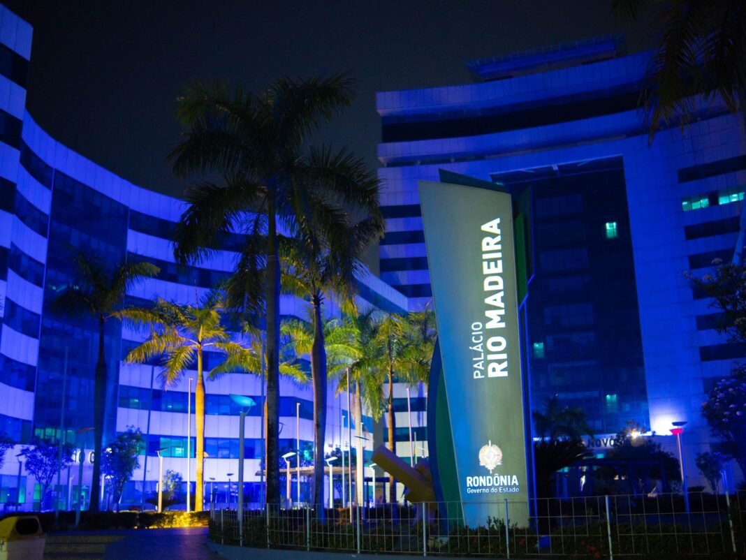 Palácio Rio Madeira é iluminado com as cores da bandeira de Israel em solidariedade às vítimas dos ataques terroristas