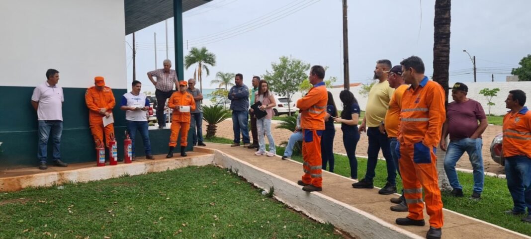 Servidores do DER de Rolim de Moura recebem palestra do Corpo de Bombeiros sobre utilização de extintores