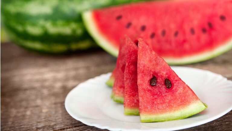 Pode comer caroço de melancia ou faz mal? Descubra de uma vez | TVdoPOVO