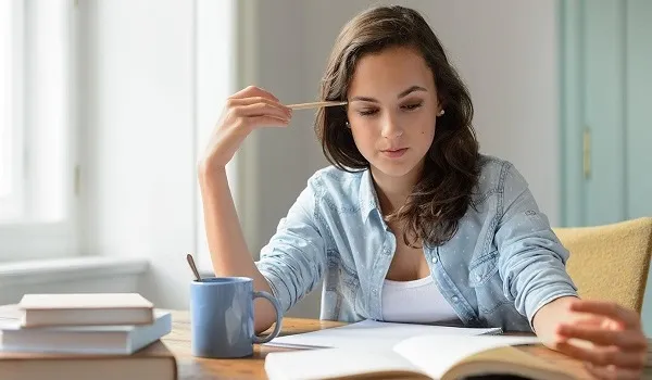 Técnica Pomodoro nos estudos com estudante organizando rotina para melhorar concentração