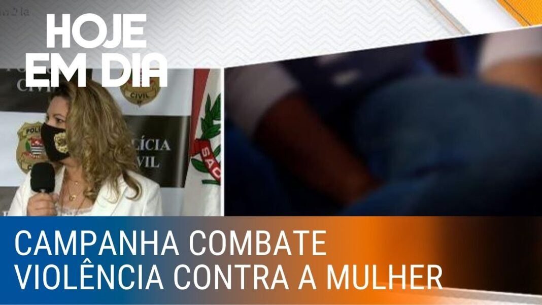 Violência contra mulheres durante isolamento social em reportagem sobre Agosto Lilás e canais de denúncia