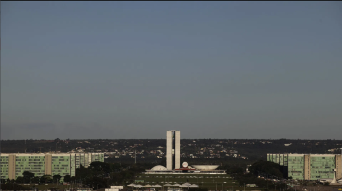 Prefeitos de todo o Brasil cobram solução definitiva para o impasse na liberação de emendas parlamentares, alertando para os impactos na saúde e na gestão municipal em 2025.