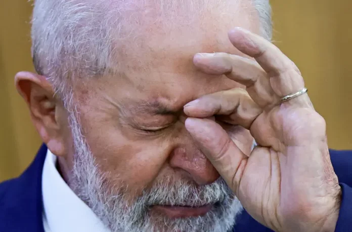 Dólar em alta e crise fiscal levantam dúvidas sobre a política econômica do governo Lula. Descubra as causas, impactos e projeções.