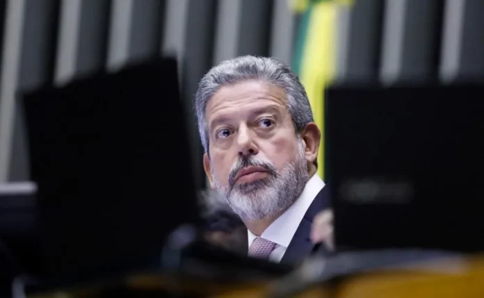 Arthur Lira convoca reunião emergencial após decisão do STF de bloquear emendas e abrir investigação sobre desvios. Entenda os detalhes da crise entre Legislativo e Judiciário.