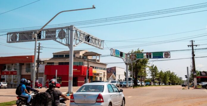 Porto Velho instala câmeras de monitoramento em 15 cruzamentos estratégicos para melhorar o trânsito e fiscalizar infrações como excesso de velocidade e avanço de sinal vermelho. Confira os locais monitorados.