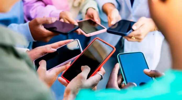 Proibir celulares nas escolas é suficiente? Entenda como o uso consciente da tecnologia pode transformar a educação.