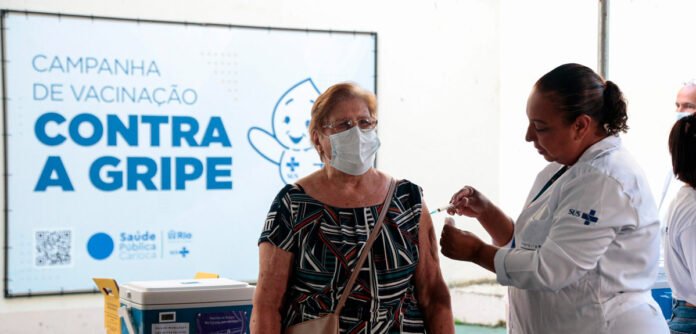 A-vacinação-contra-a-covid-19-entrou-no-Calendário-Nacional-de-Vacinação O imunizante está disponível somente até o dia 31 de janeiro em todas as unidades básicas de saúde para todos os cidadãos a partir de seis meses de idade.