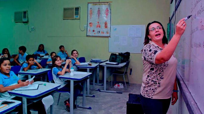 Descubra os objetivos e desafios do novo PNE, que busca transformar a educação no Brasil nos próximos 10 anos."