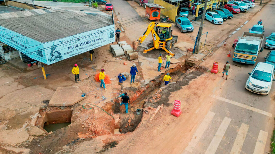 Avenida Rio de Janeiro recebe obras de drenagem com instalação de ecobueiros e ampliação de manilhas, visando minimizar enchentes em Porto Velho.